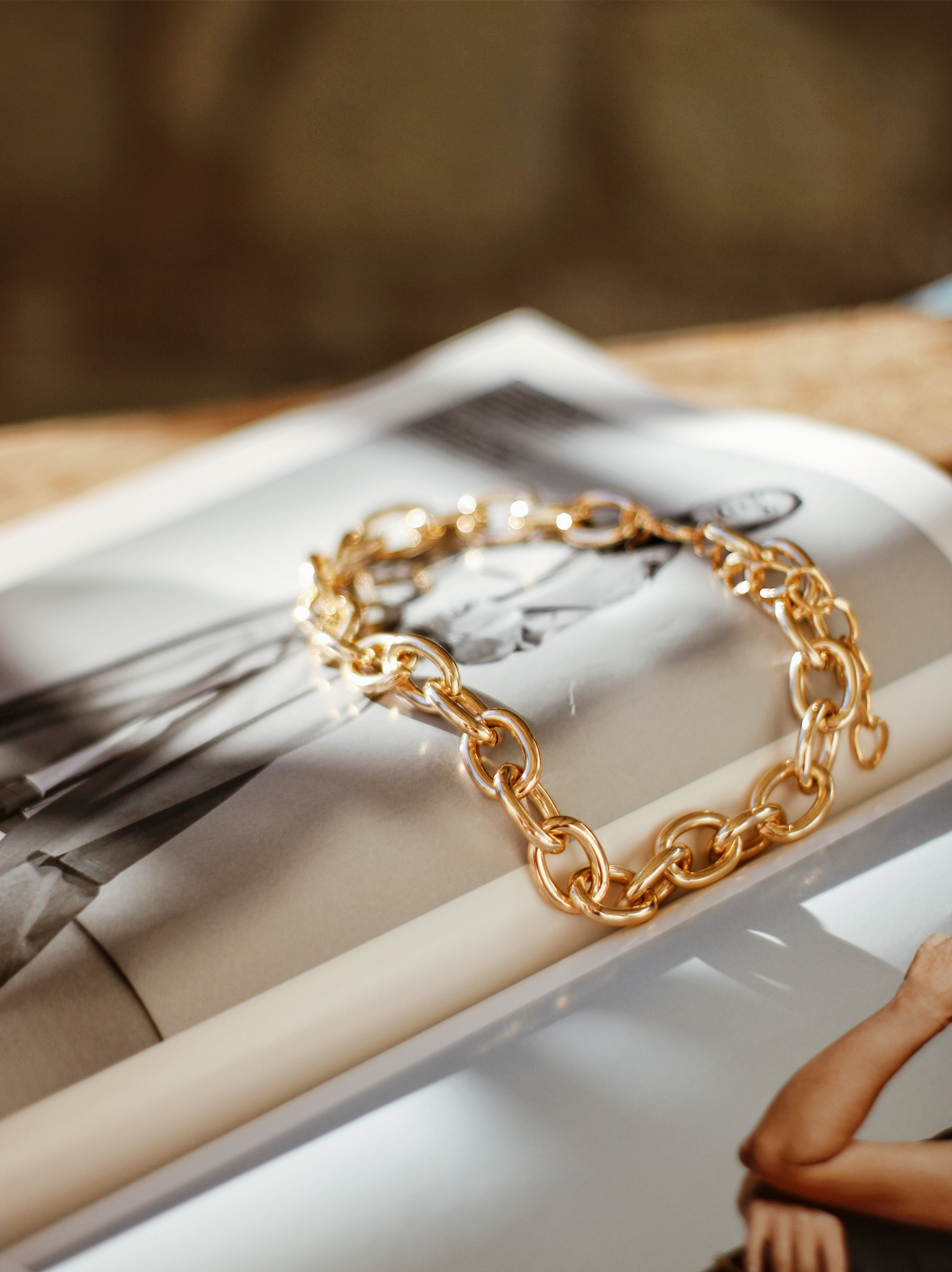 Bracelet en or acier inoxydable posé sur un magasin de mode ouvert
